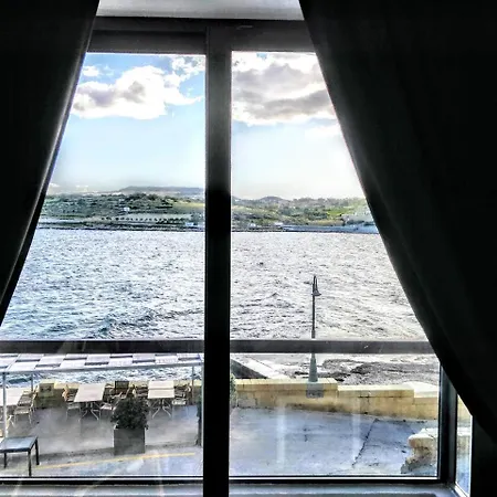 Beach Front, Great Location, Stunning View Apartament St Paul's Bay